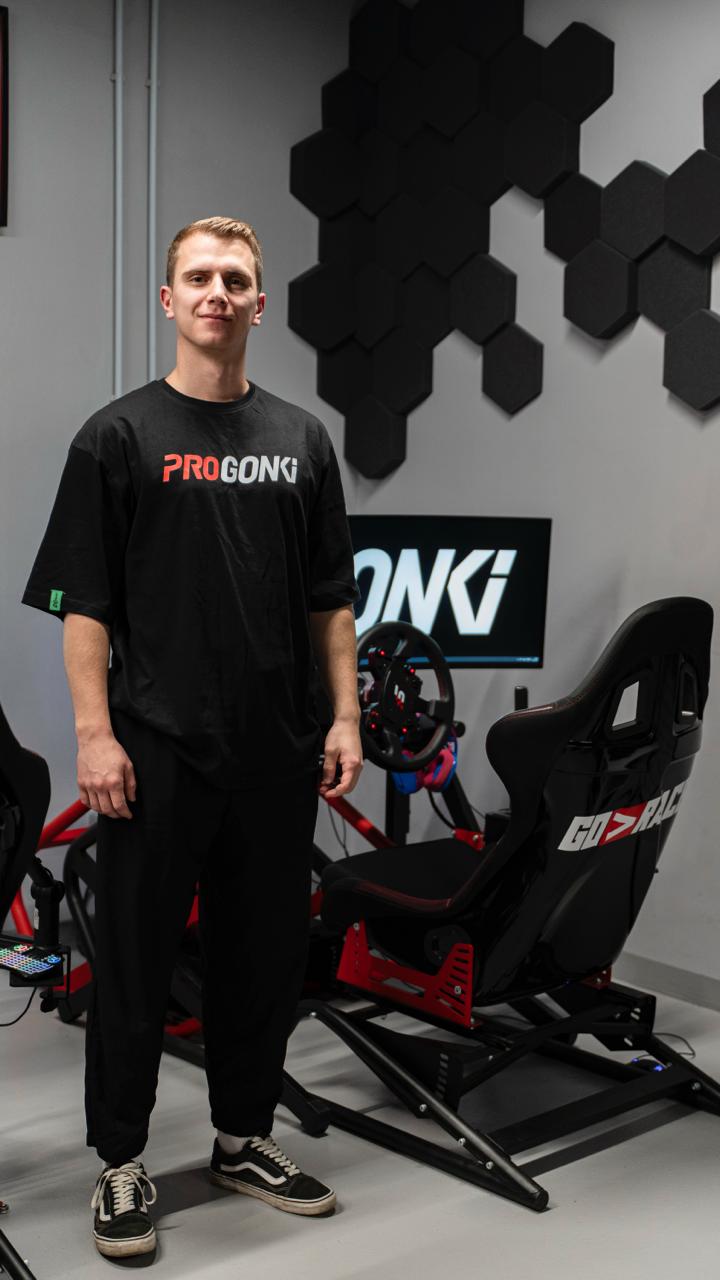 Влад - тренер по симрейсингу
